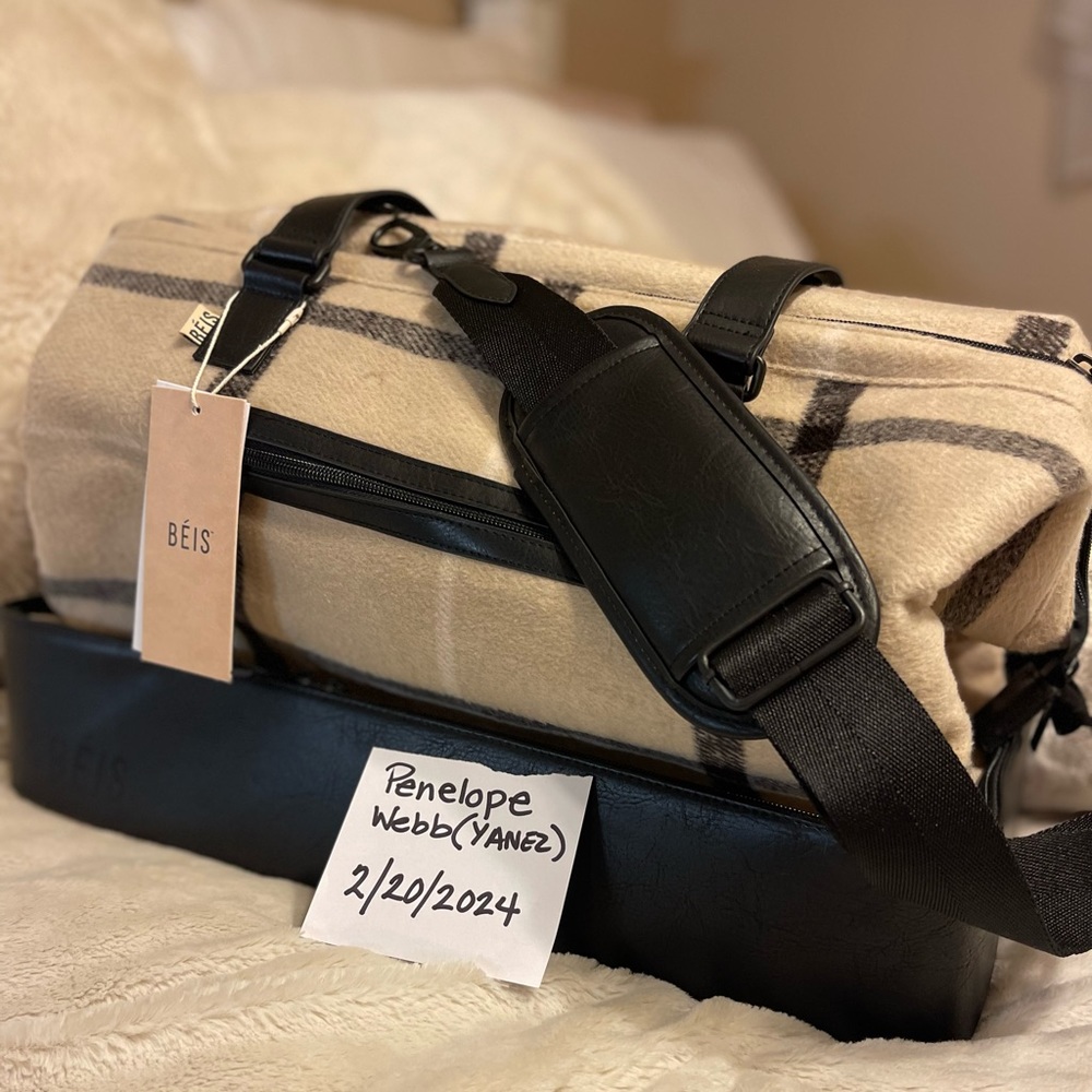 Béis - Flannel plaid weekender. NWT
